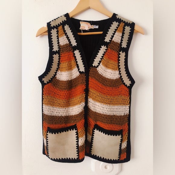 Vintage 70s Suede and Crochet Knit Vest Top / Vintage Crochet Knit Button Up Top - Picture 4 of 9